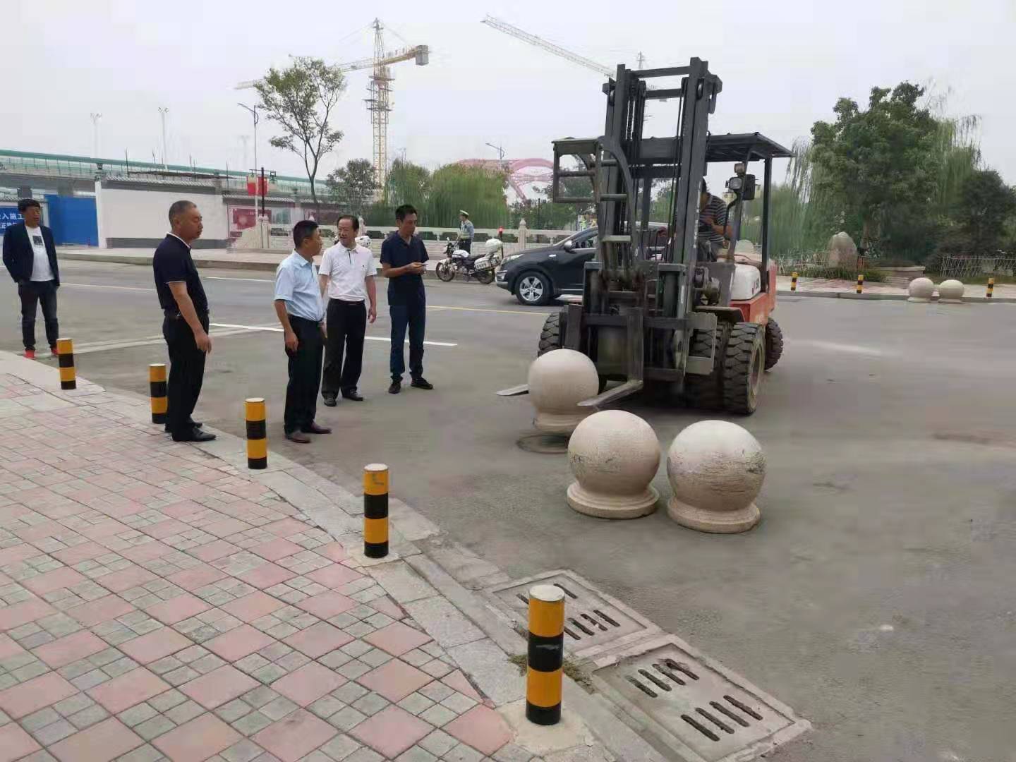 為向新中國成立七十周年獻禮，市城建集團攻堅克難，實現(xiàn)了北門棚改區(qū)域民生路10月1日零時順利通車。國慶假期，市城建集團堅持做好一線工作，在與交警部門共同做好民生路通車保障工作外，抓細節(jié)，抓落實，確保其他各項工作有序推進。.jpg